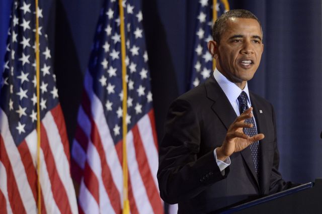 Obama propone obtener esos recursos mediante el aumento de los impuestos a los más acomodados, mientras que la propuesta republicana se centra en reducir sus deducciones fiscales.