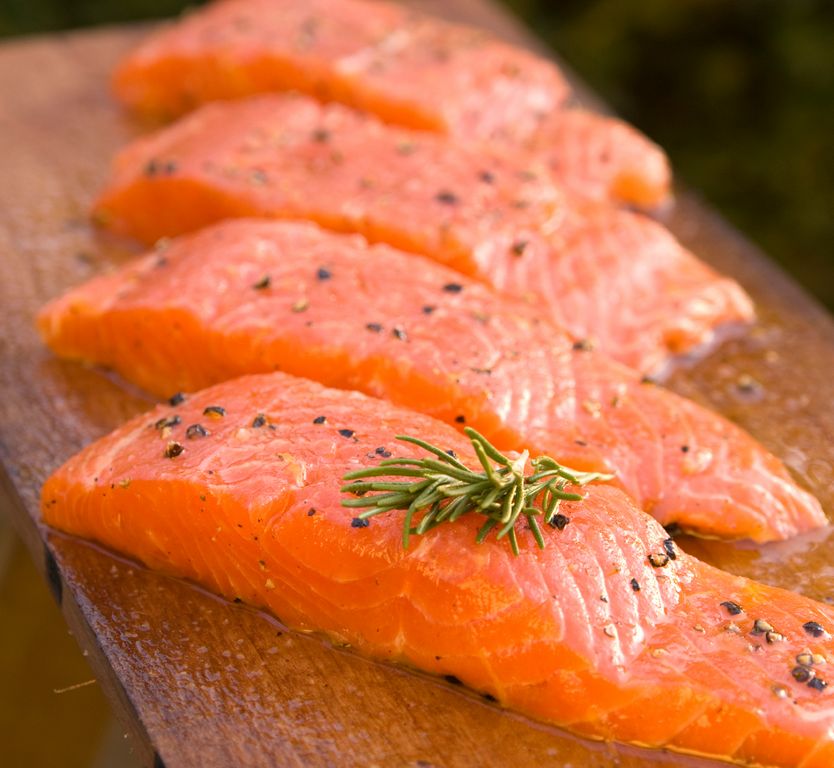 La Administración de Alimentos y Medicinas está trabajando en la pieza final de su evaluación, un informe sobre el posible impacto ambiental de los salmones.