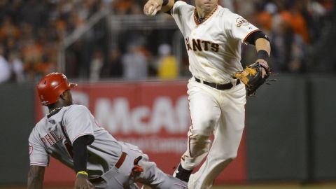 Marco Scutaro quiere quedarse en Gigantes. Ellos le hacen una oferta por dos años.