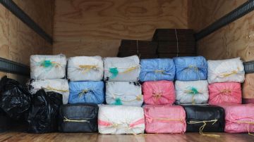Fotografía cedida en donde se muestran los 75 fardos con 2,6 toneladas de cocaína incautada en las aguas del Caribe.
