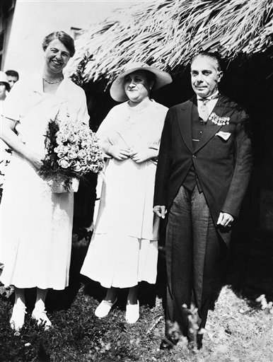 La primera dama Eleanor Roosevelt (i) visita al presidente Rafael Trujillo y a su esposa Sra. Maria Martinez Trujillo en San Pedro de Macoris el 9 de marzo de 1934.