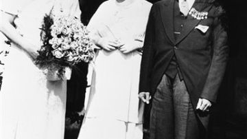 La primera dama Eleanor Roosevelt (i) visita al presidente Rafael Trujillo y a su esposa Sra. Maria Martinez Trujillo en San Pedro de Macoris el 9 de marzo de 1934.