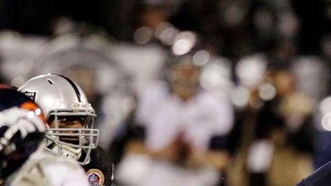 Manning y los Broncos superan a los Raiders de Oakland en un vibrante juego.