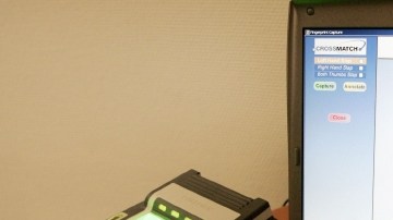 Con el programa de Comunidades Seguras se verifican las huellas para saber si el detenido tiene antecedentes graves.
