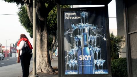 El concejal Mitchell Englander es señalado por una coalición que pide se prohíban anuncios de bebidas alcohólicas en propiedades públicas.
