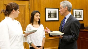 La joven latina que aspira a ser chef de repostería Isabel Martínez y el alcalde de Chicago Rahm Emanuel.