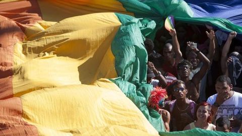 La propia Corte señaló que la decisión aplica sólo a favor de las tres parejas gay de Oaxaca que demandaron, y estimó que sus efectos podrán ampliarse a todo el país.