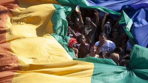 La propia Corte señaló que la decisión aplica sólo a favor de las tres parejas gay de Oaxaca que demandaron, y estimó que sus efectos podrán ampliarse a todo el país.