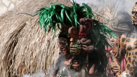 Indígenas mayas realizan una ceremonia en las ruinas mayas del parque Xcaret, en el Caribe mexicano.