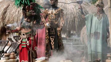Indígenas mayas realizan una ceremonia en las ruinas mayas del parque Xcaret, en el Caribe mexicano.