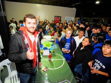 Los niños esperaron pacientemente su lugar  para saludar y tomarse la foto con el jugador costarricence del Chicago Fire.