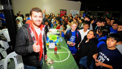 Los niños esperaron pacientemente su lugar  para saludar y tomarse la foto con el jugador costarricence del Chicago Fire.