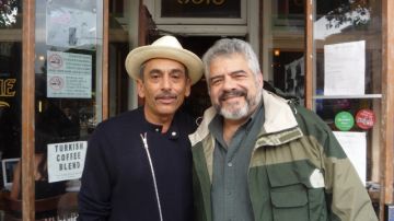 Alejandro Murguía (izq.) y Dante Betteo participan en 'El otro barrio', una cinta local filmada en la Misión.