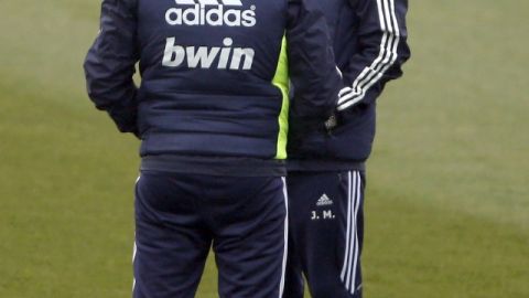 Mourinho y su asistente  en el trabajo  de ayer.
