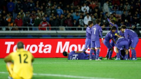 El portero Tamati Williams, del Auckland City, observa el festejo del gol de los japoneses.