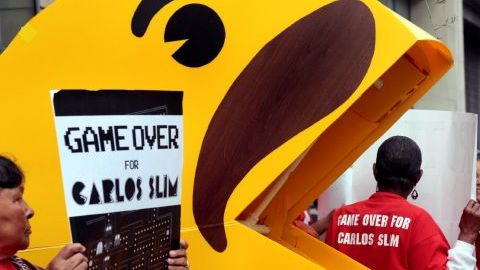 Líderes latinos y comunitarios de Los Ángeles se unieron a la protesta 'Dos países, una voz' en contra del magnate mexicano Carlos Slim.