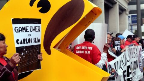 Líderes latinos y comunitarios de Los Ángeles se unieron a la protesta 'Dos países, una voz' en contra del magnate mexicano Carlos Slim.