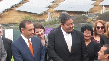 El alcalde de Los Ángeles, Antonio Villaraigosa, firma el acuerdo de energía con la Tribu Banda Moapa de los Paiutes, del Sur de Nevada.