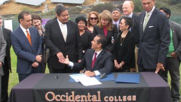 El alcalde de Los Ángeles, Antonio Villaraigosa, firma el acuerdo de energía con la Tribu Banda Moapa de los Paiutes, del Sur de Nevada.