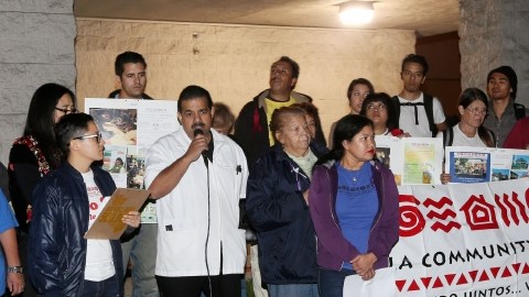 Residentes de Boyle Heights durante la presentación de Metro el jueves en el Centro de Ancianos de esa comunidad.