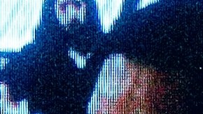 Ka Pasasouk, sospechoso de 4 asesinatos en Northridge, en un monitor de televisión durante su audiencia de extradición en la Corte de Justicia de  Las Vegas.