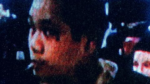 Ka Pasasouk, sospechoso de 4 asesinatos en Northridge, en un monitor de televisión durante su audiencia de extradición en la Corte de Justicia de  Las Vegas.
