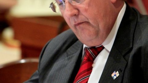 El exsenador Bob Dutton es sujeto de una investigación sobre uso de fondos estatales en autos particulares.