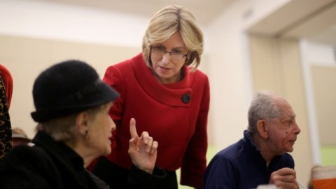 Los ancianos merecen recibir mejores servicios, más atención y esto debe ser una prioridad porque son los más vulnerables de la sociedad, dijo ayer la contralora Wendy Gruel en el Centro para Ancianos de Sherman Oaks.