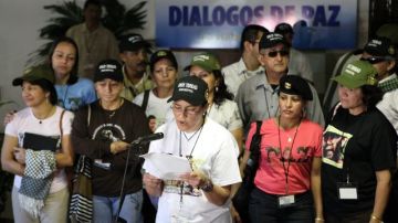 La guerrillera de las Fuerzas Armadas Revolucionarias de Colombia (FARC), Viviana Hernández (c), denuncia el "chantaje" y "presiones" de la policía colombiana a familiares de guerrilleros en el Palacio de las Convenciones de La Habana.