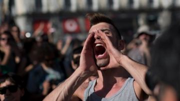 Un chico grita durante una protesta que marca el aniversario del movimiento de los indignados en Madrid el 15 de mayo 2012.