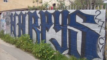 Letrero de la pandilla Harpys,que recibían órdenes directas de la 'Eme', en un callejón de Los Ángeles.
