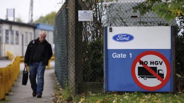 Un empleado sale de la factoría de Ford donde se fabrica la Ford Transit en Southampton, Inglaterra.