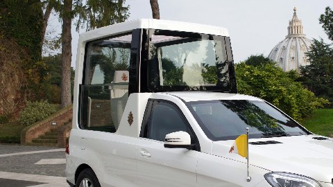 El grupo automovilístico alemán Mercedes regaló hoy al papa Benedicto XVI los automóviles.