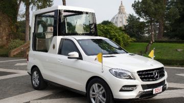 El grupo automovilístico alemán Mercedes regaló hoy al papa Benedicto XVI los automóviles.