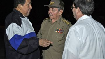 Foto divulgada por el diario cubano Granma que muestra al presidente venezolano Hugo Chávez en compañía del presidente cubano Raúl Castro, en el aeropuerto José Martí, en la Habana.