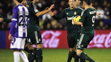 Özil se inspira y el Madrid se abraza a él para remontar en Valladolid.
