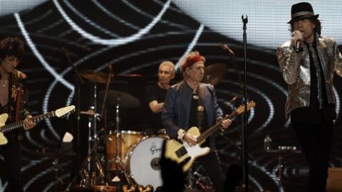 Los integrantes de The Rolling Stones Mick Jagger (d), Ronnie Wood (i), Charlie Watts (2i) y Keith Richards (2d) en un concierto de la gira con la que la banda conmemora sus 50 años de existencia, "50 and Counting", en el O2 Arena de Londres.