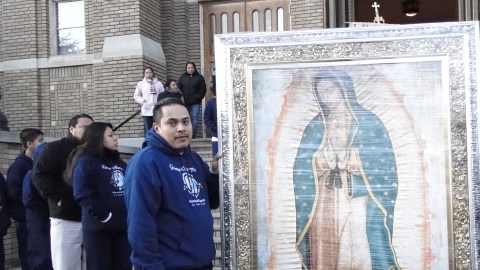 Seguidores de la Virgen de Guadalupe a la llegada de la Antorcha Guadalupana a la ciudad de Passaic en Nueva Jersey, el pasado año.
