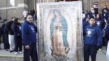 Seguidores de la Virgen de Guadalupe a la llegada de la Antorcha Guadalupana a la ciudad de Passaic en Nueva Jersey, el pasado año.