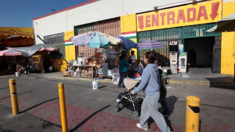 La investigación arrojó que los vendedores  fuera del Swap Meet Alameda tenían que pagar a la pandilla.