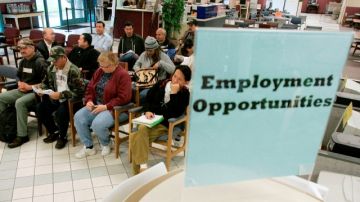 Personas esperan por sus beneficios de desempleo en una oficina del gobierno estatal.