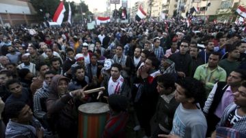 Centenares de personas gritan consignas en contra de los Hermanos Musulmanes durante una manifestación en frente del Palacio presidencial de El Cairo, Egipto, el pasado viernes.