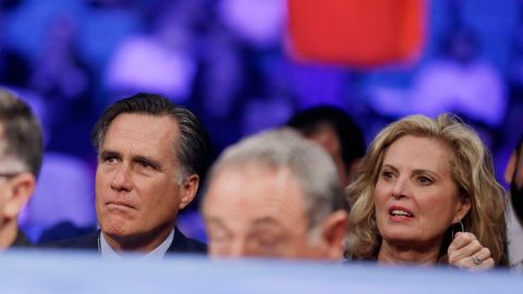 Mitt Romney asiste a pelea Pacquiao-Márquez, se le ve en ring side.