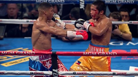 El cubano Yuriokis Gamboa (izq.) y Michael Farenas intercambian golpes durante su pelea en el MGM.
