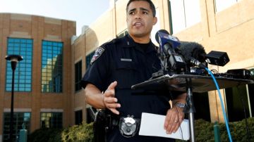John Argumaniz, portavoz de la  Policía de Irving, responde a preguntas de los medios tras informar el deceso de Brown.