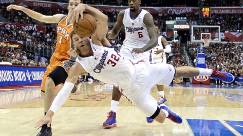 Blake Griffin (centro) retiene la pelota pese al acoso de  Goran Dragic (izq.) de Phoenix, le apoya  DeAndre Jordan, en el último período.