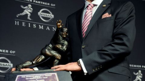 Johnny Manziel presume su presea en las ceremonias de ayer.