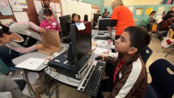 Omar Aguilar, 11, está entre los 103 estudiantes de la escuela chárter  Monseñor Oscar Romero que recibió una computadora.