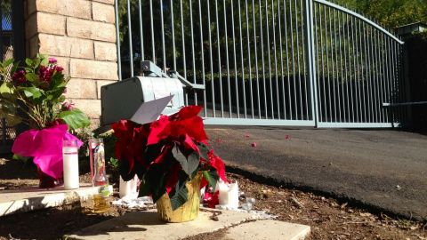 Un altar improvisado frente a la casa donde vivía Jenni Rivera en Encino, un distrito del Valle de San Fernando en Los Ángeles.