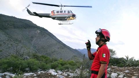 Como la nave en la cual viajaba Jenni Rivera quedó hecha pedazos, la investigación se hace más complicada.